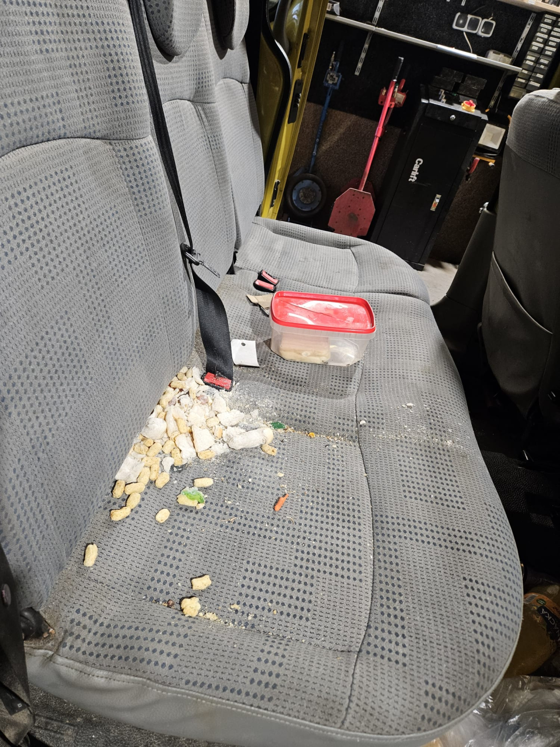 Interiér před čištěním